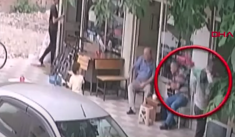 男童奇蹟跌到男途人的背部。