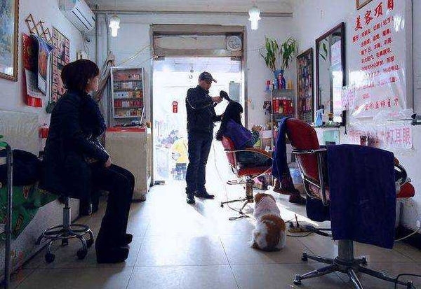 內地一名夫妻共同經營理髮店，生意忙碌。
