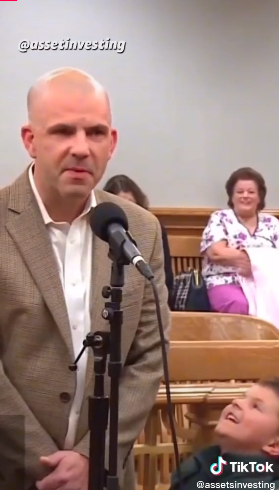 爸爸發現罪行被「斷正」神色凝重，相反兒子卻當場爆笑。