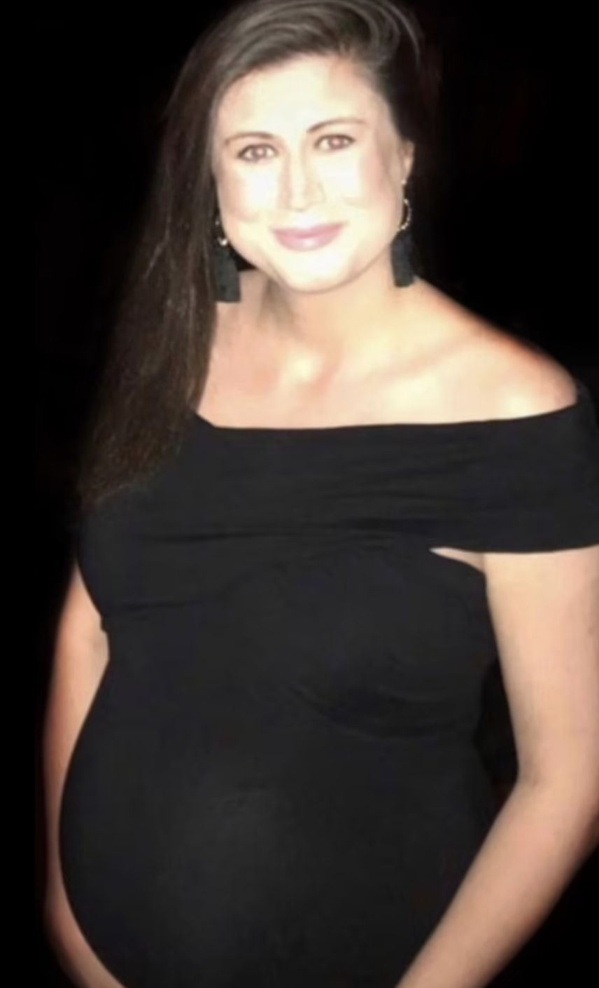 醫生在母體跟胎盤尚未完全分離時,至少4度拉扯連結母嬰之間的臍帶。