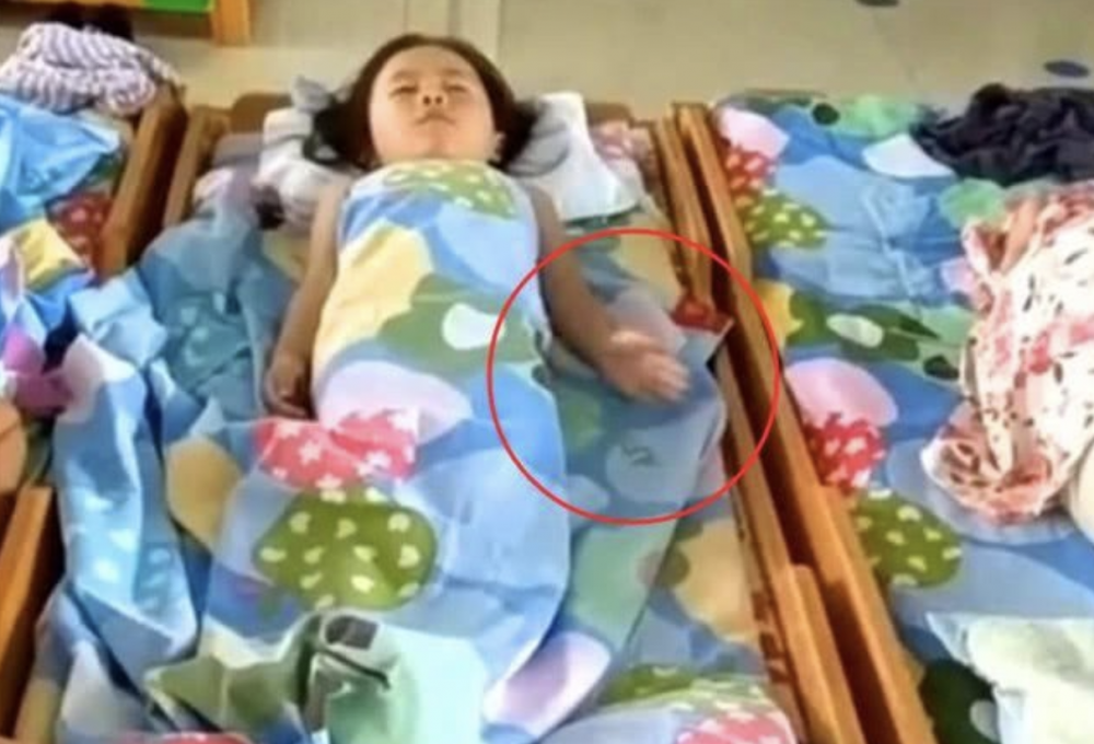 老師指女兒在幼稚園很乖,不太相信的台媽後來決定親到學校看閉路電視以了解女兒的上課情況。