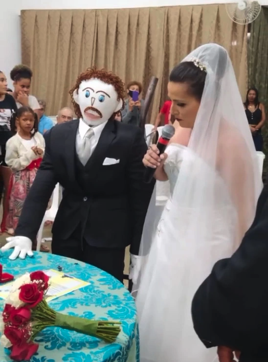 巴西女子跟布公仔結婚。