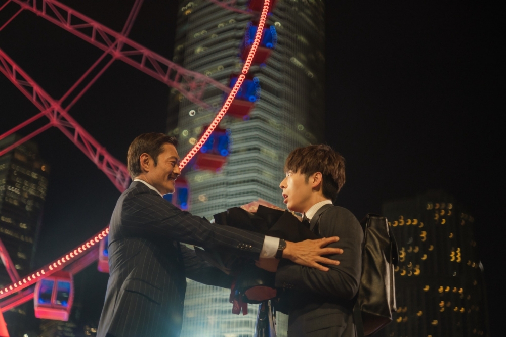 女兒發現爸爸迷上男KOL,甚至和「鏡粉」媽媽產生爭論。(示意圖)