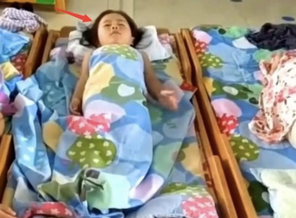 台媽得知愛女用這種方法打發時間後,非常心疼的她立即紅了眼眶。