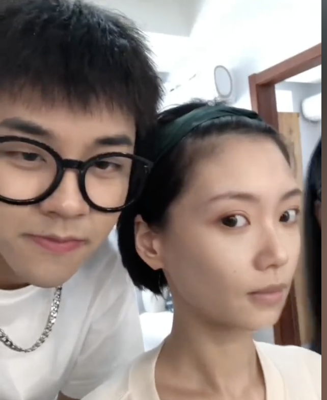 內地一名年輕男子陪媽媽去拍婚紗寫真,結果被誤會是夫妻。
