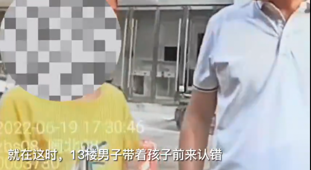 一名10歲男童由爸爸陪同下「自首」。