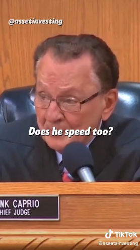 法官問男童爸爸除了衝紅燈，還有沒有超速。