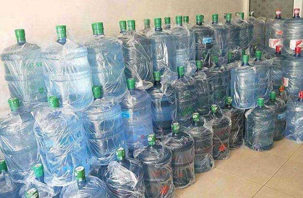 致癌原因相信與兩人長年飲用的桶裝水有關。