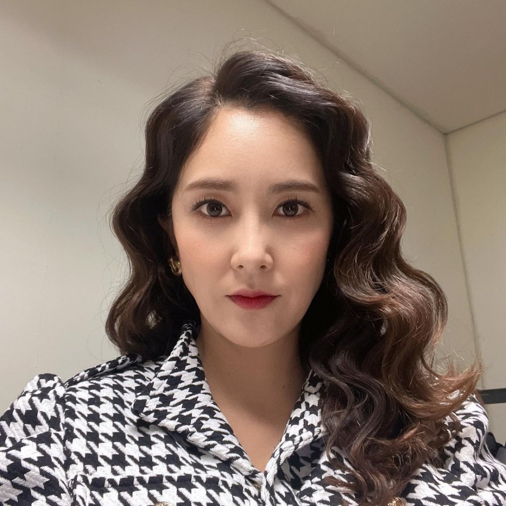 張佳賢最初透露是因為難以忍受前夫對她拍攝情慾片後的態度，而提出離婚。