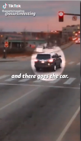 庭上播放一輛車衝紅燈的片段。