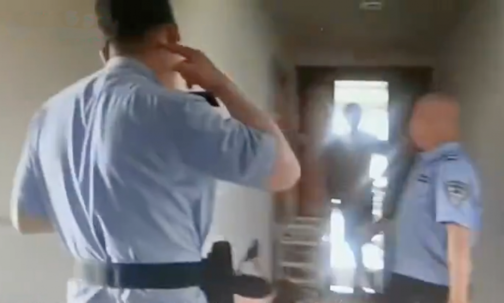 警方逐家調查搜救「受害者」。