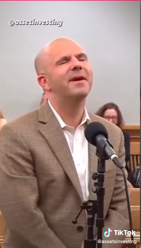 爸爸被兒子出賣感到非常無奈。