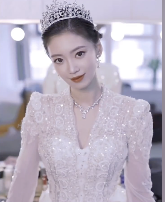 婚紗寫真出爐後,震驚網民,有人指:「說18歲我都信。」
