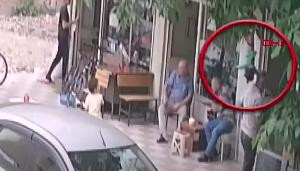 土耳其一名1歲男童從1樓家中墮下。