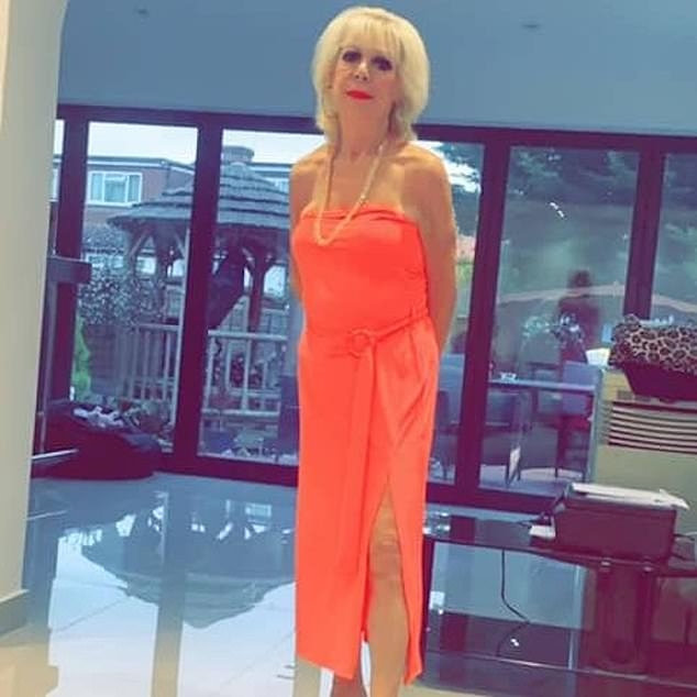 Linda因癌症在2021年初離世，女兒為此訂購了人形立牌懷念她。