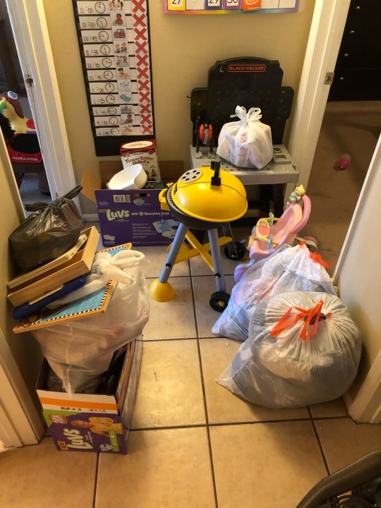 孩子們的衣服、玩具、書本等堆滿家裡角落。