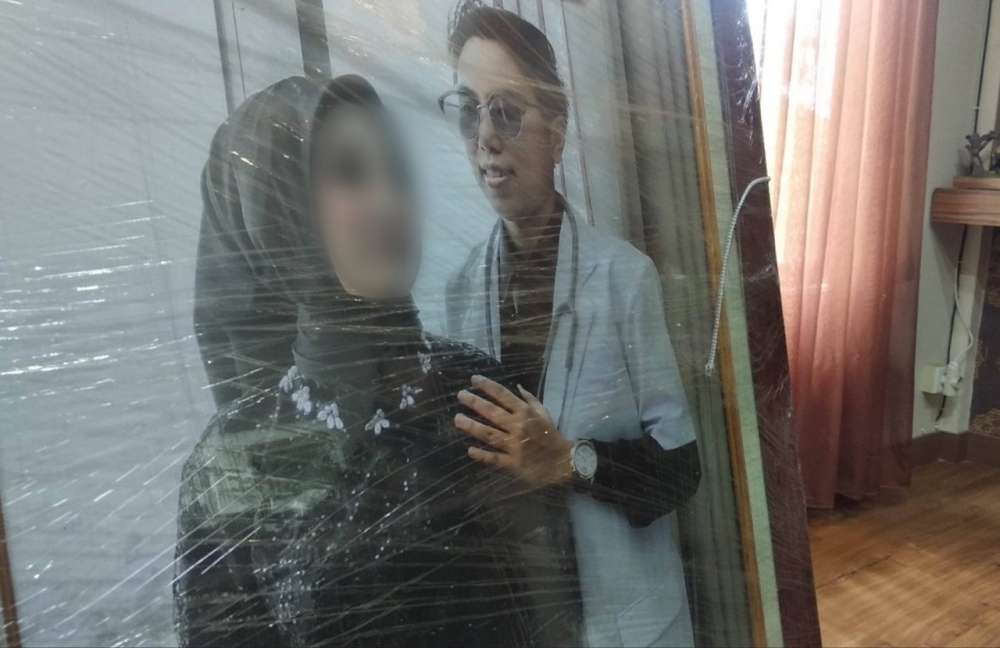 印尼一名女子在網上結識一名「醫生」並結婚。