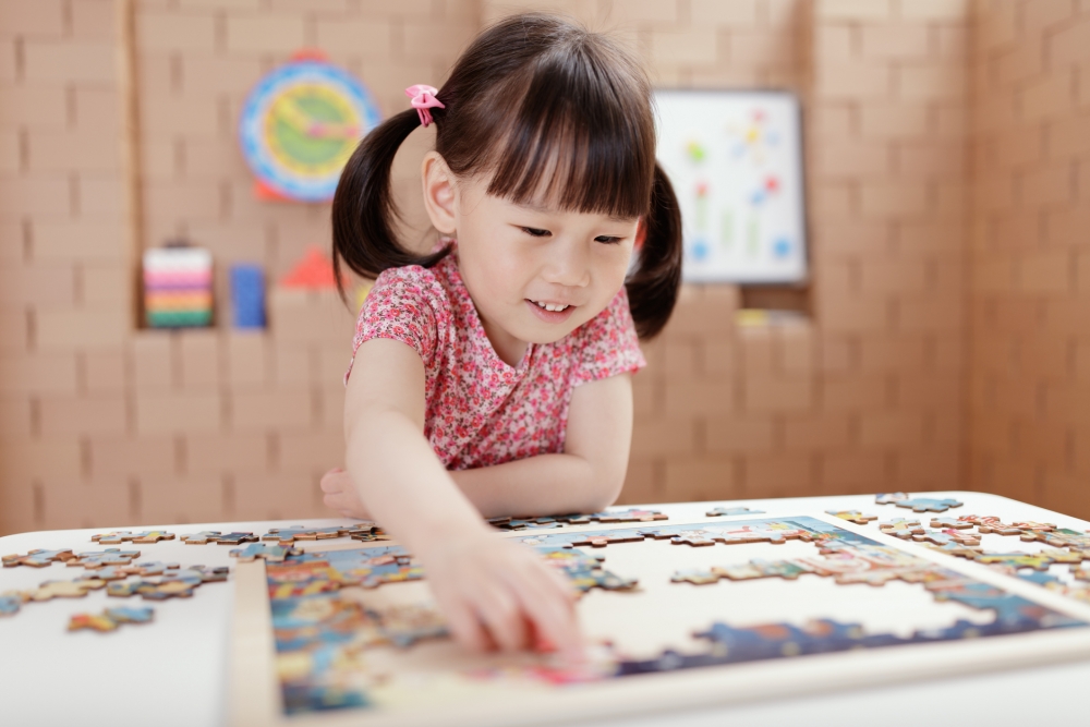 某超級名校用「拼圖 Jigsaw Puzzle」來考互助與自私、用象棋來考忍耐與衝動、用保齡球遊戲來考是否有自理能力等。
