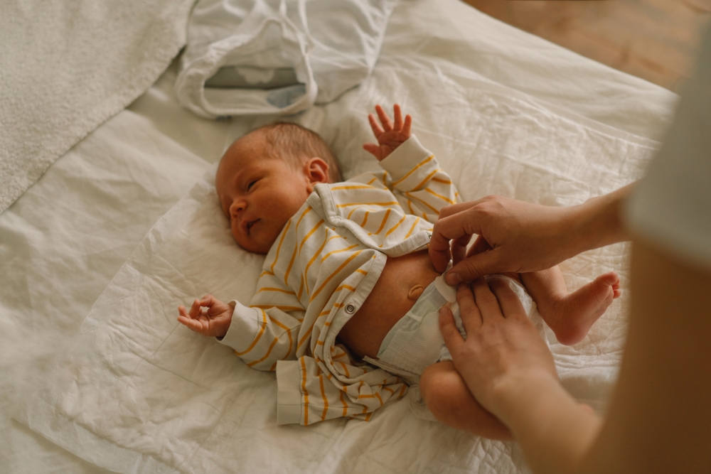 人妻剛生產完,日前請老公幫忙換尿片。