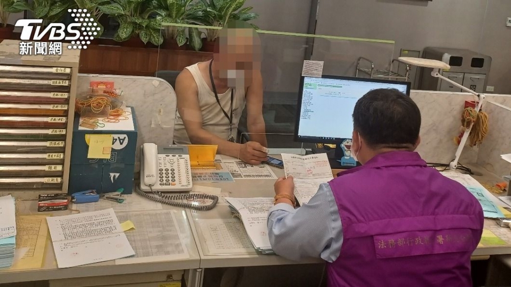 執法人員同意讓他代為繳納
