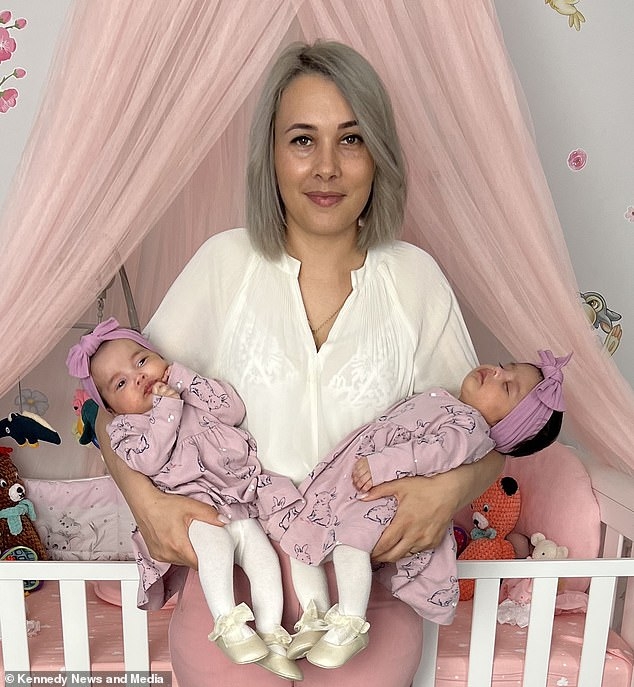 今年3月,她順利生下兩個女兒。