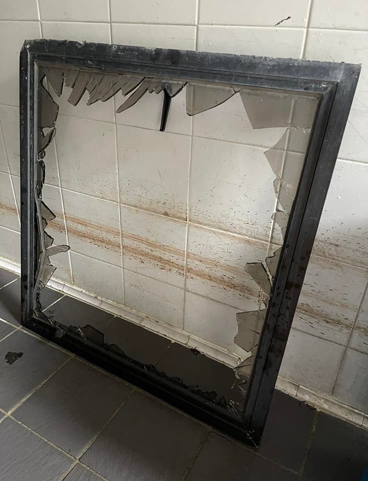 外傭房間內跌落街的窗戶。