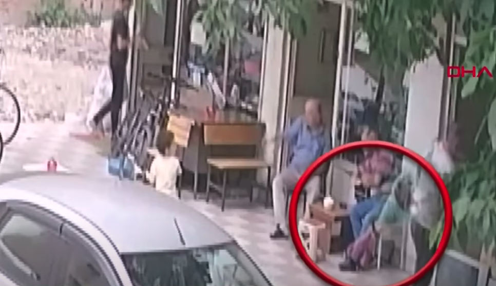 男童在跌到男子的背後反身。