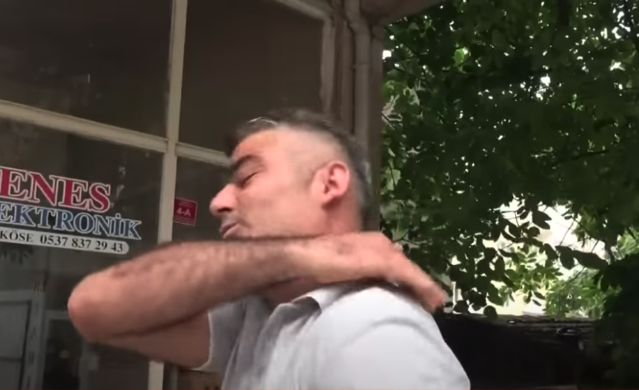 男子最初以為掉落在他身上的是花盆。