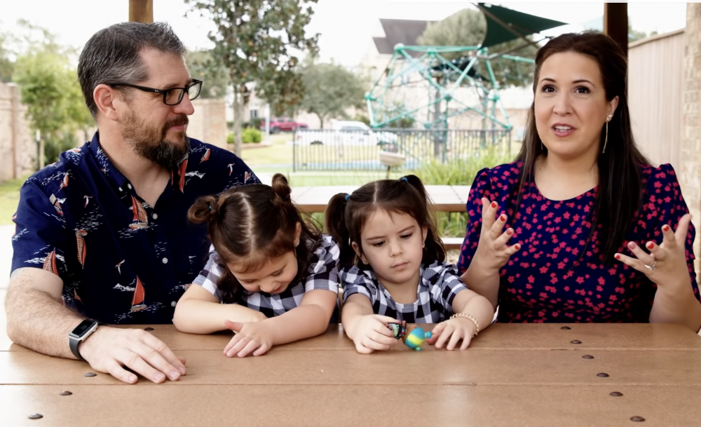 人妻Christina和丈夫Bill育有6個小孩,分別為4歲及3歲的寶貝女兒,以及,4名以假亂真的仿真娃娃。
