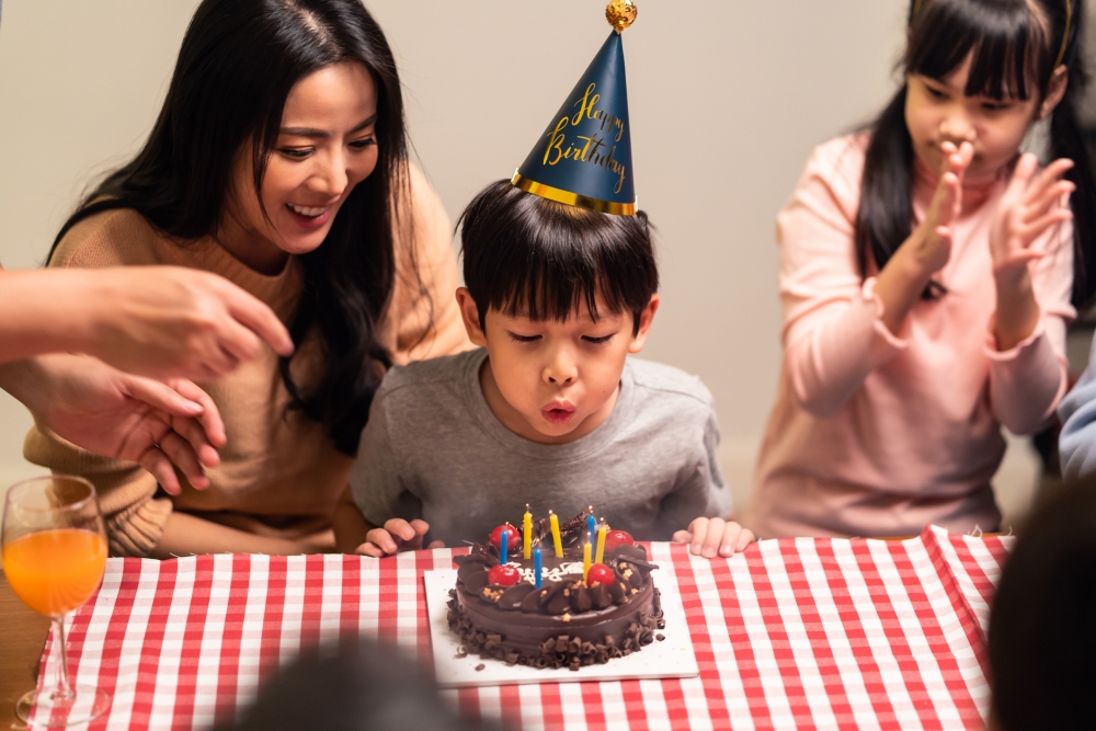 一家人並沒有在生日派對後收起裝飾，而是任由消氣的氦氣球一直懸掛在家裏當孩子的玩具。