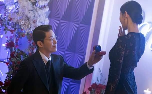 男友隨後拿出一個1克拉的戒指向她求婚