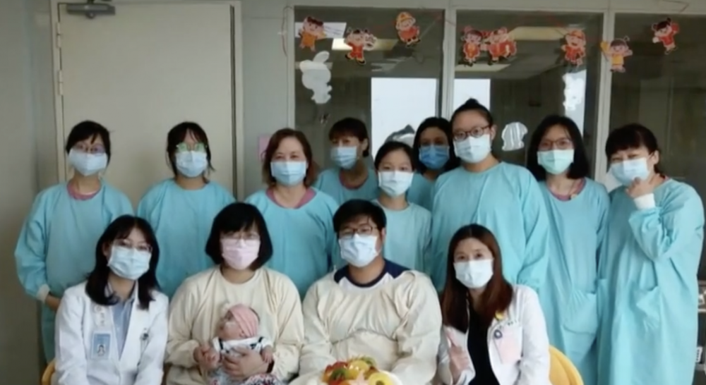 醫院更是特別為了慶祝小葶出院而送上蛋糕表示祝福。