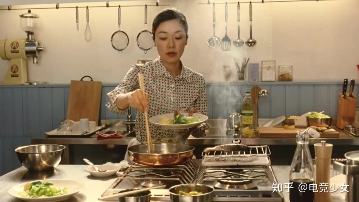 媽媽滿心歡喜地向女兒表示今晚會煮牛扒