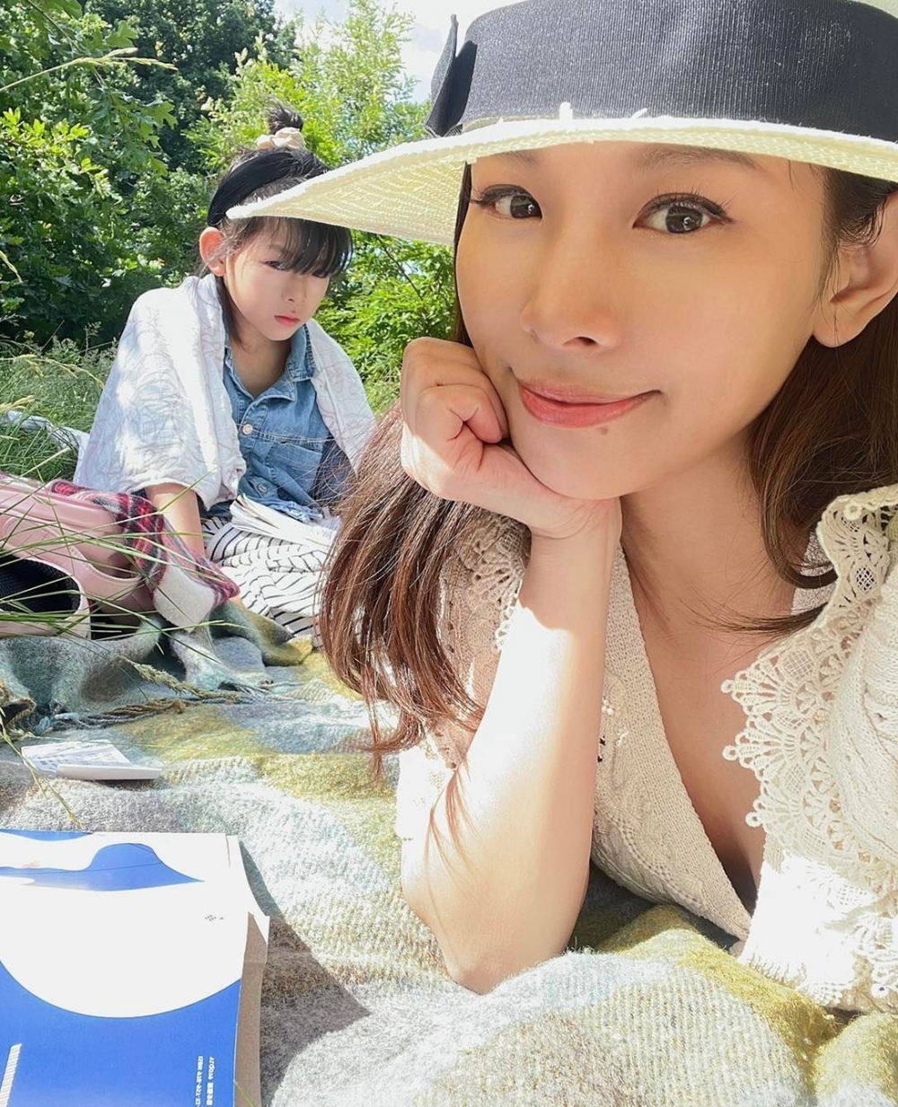 台灣女星艾莉絲帶兒子外出時,兒子亂翻一個陌生長者的東西