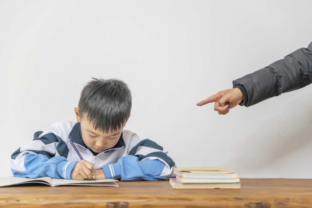 即使父母有分神或是疲累的時候,但也要管教好子女