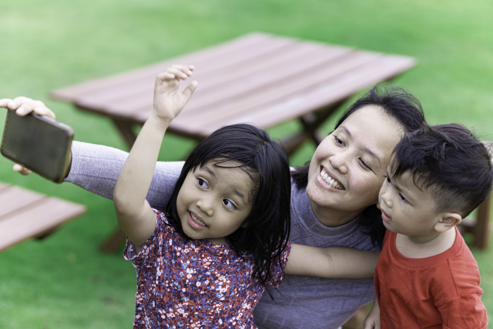 事主表示兒子非常親近工人姐姐，讓她醋意大發。