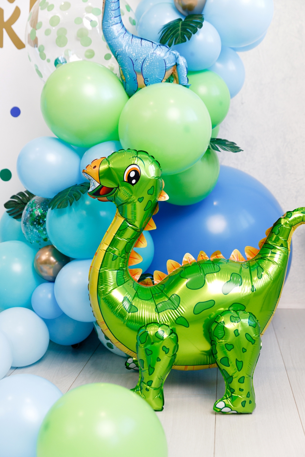 Karlton疑似為了裝扮成恐龍，鑽入恐龍氣球內（示意圖）。