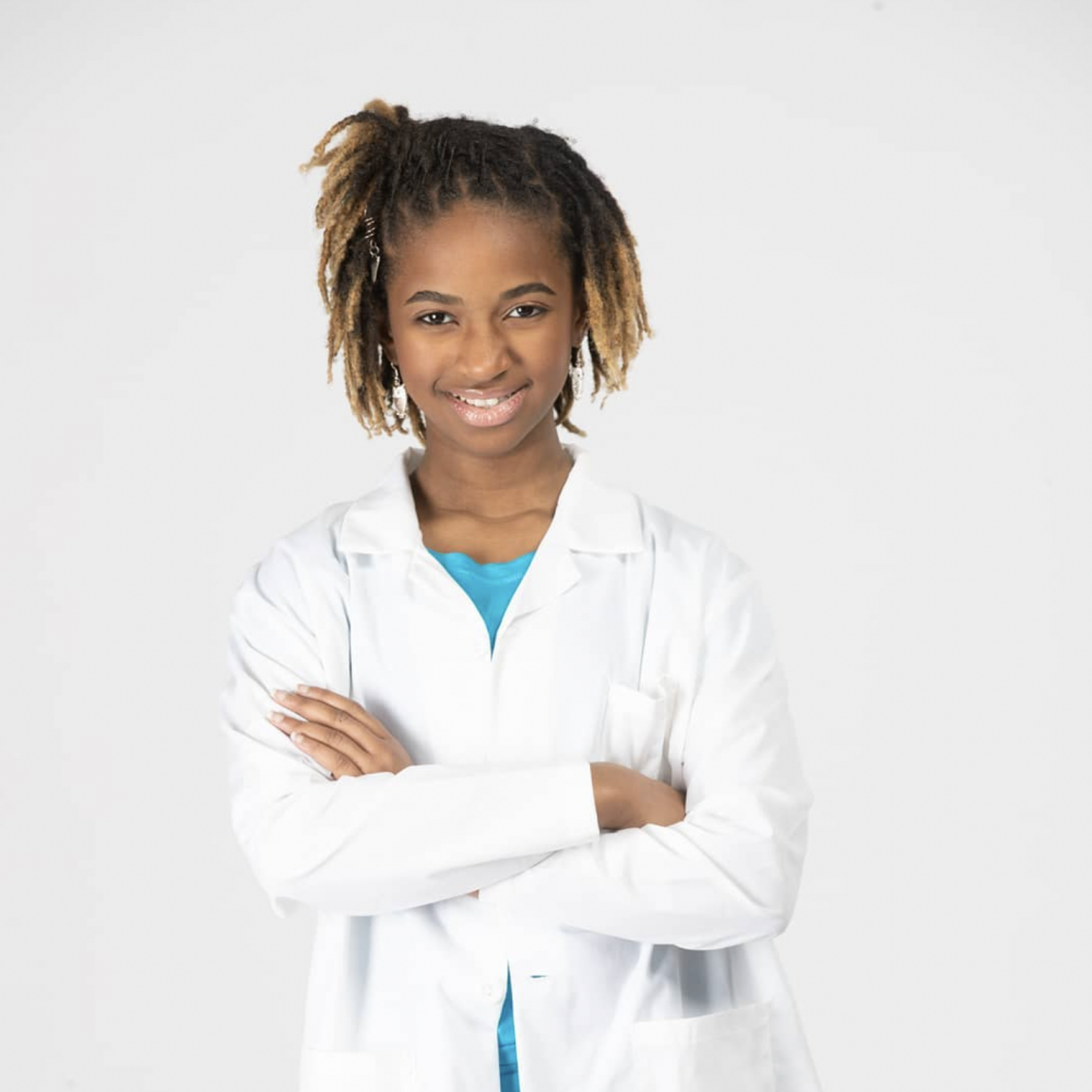 13歲女孩Alena成為美國史上「最年輕非裔醫學生」，平均比一般醫學生年輕了10歲。