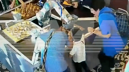 儘管眾人及時將男孩的手指拉出來，但他的手指依然骨折