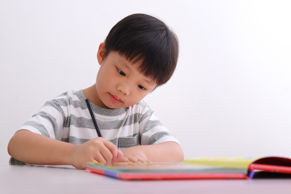 自小要兒子學習中文和講普通話。