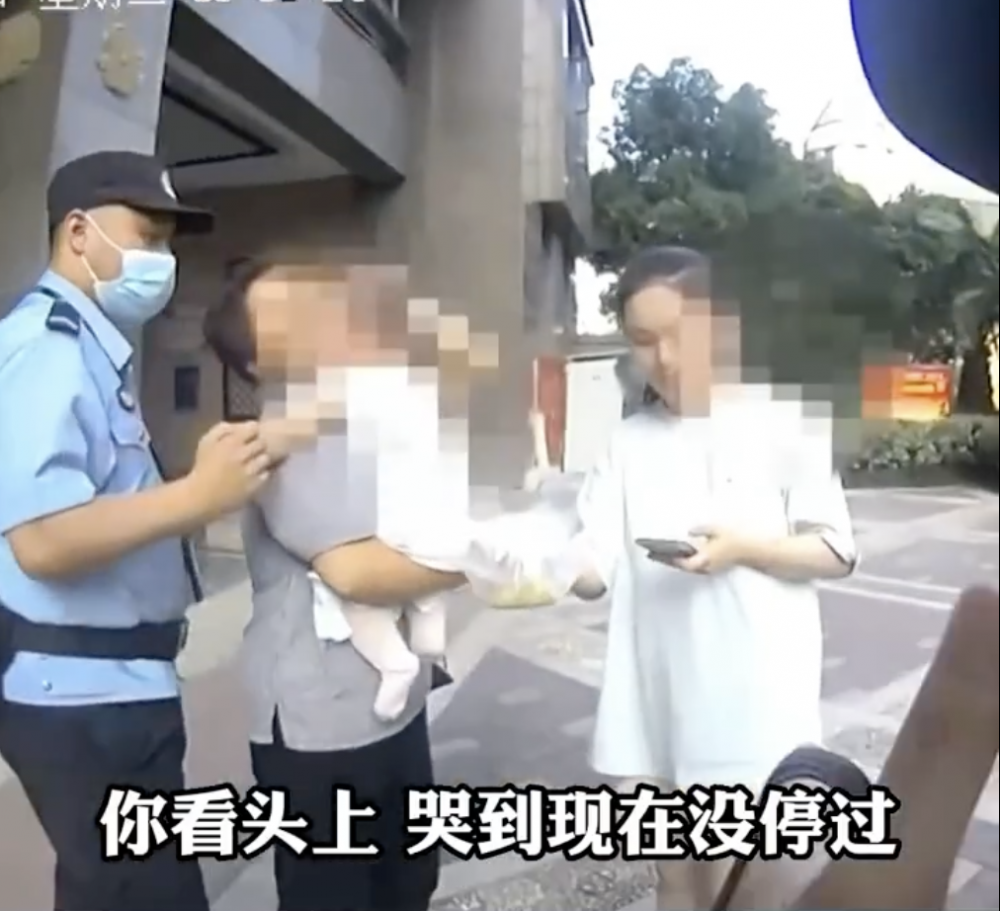 嫲嫲抱著孫女在樓下散步，結果天降橫禍，導致孫女頭部受傷。