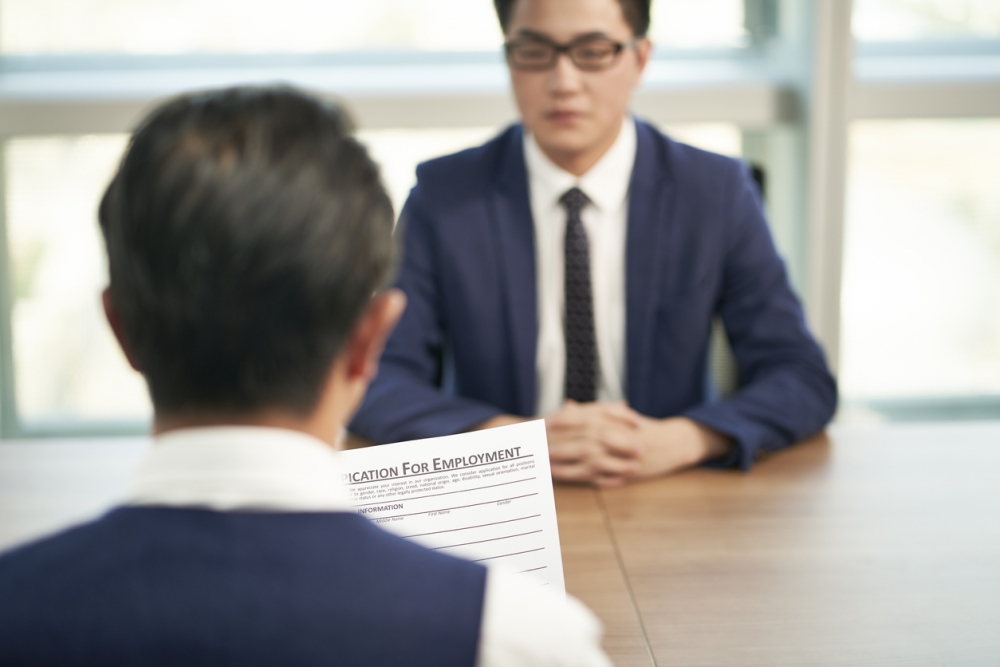 港男畢業後發現即使有學位，人工仍是很低。