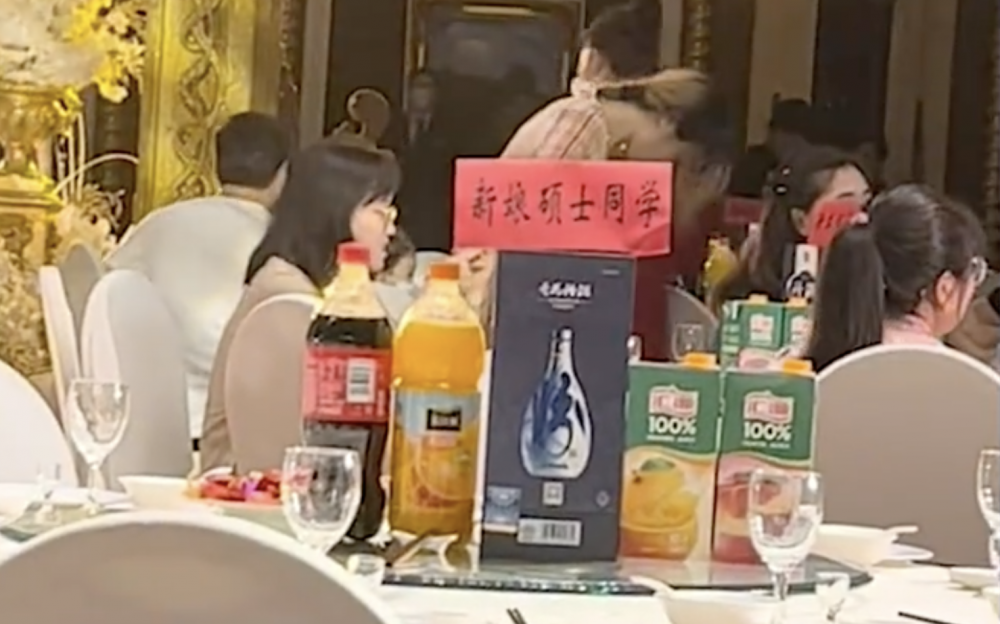 有網民指新娘放名牌的舉動太刻意,就像「學歷歧視」。