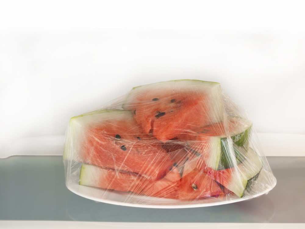 西瓜切開後表面容易滋生大量細菌。