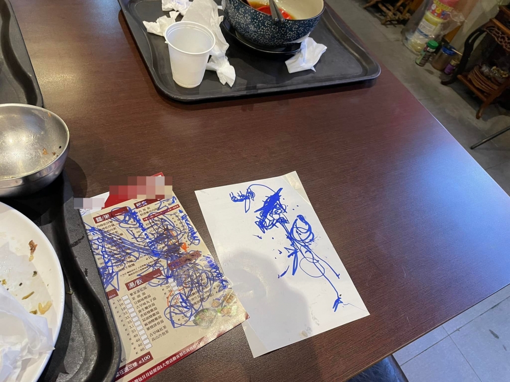 爸爸在沒經餐廳同意便拿取外賣點餐紙給兒子塗鴉。