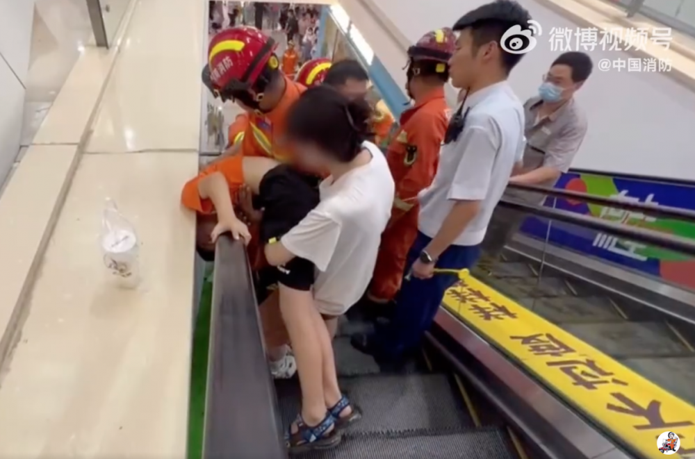 消防員到場時，男童因被卡住長時間