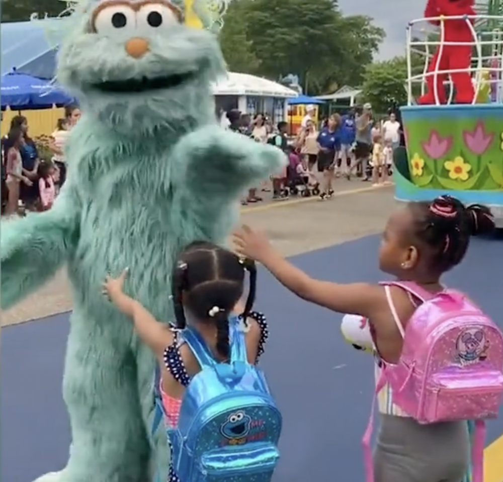 隨即擺手拒絕女孩。