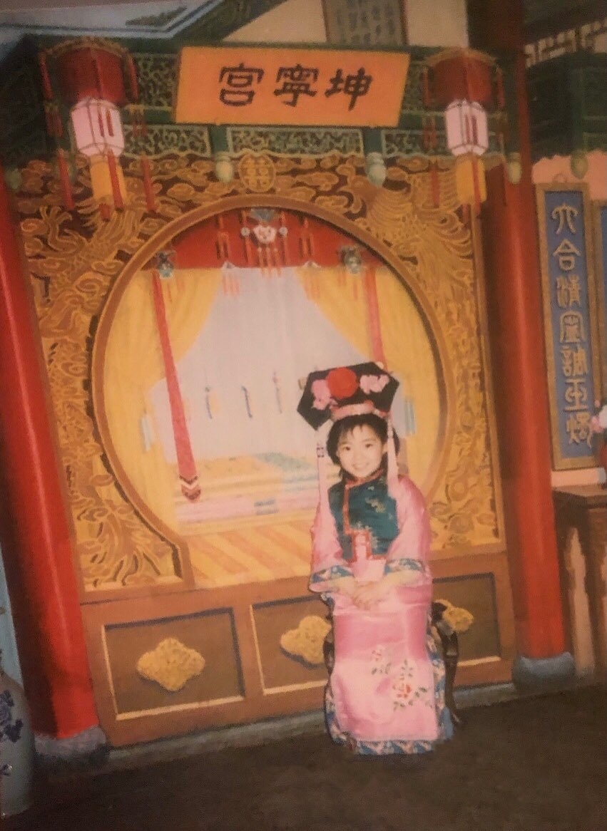 30多年前，愛新覺羅維在故宮以清朝服飾留倩影