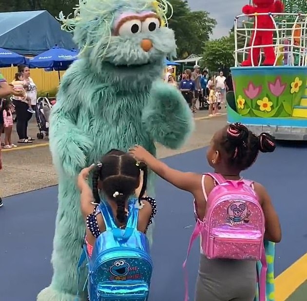 但輪到小女孩時，人偶明顯看了一眼。