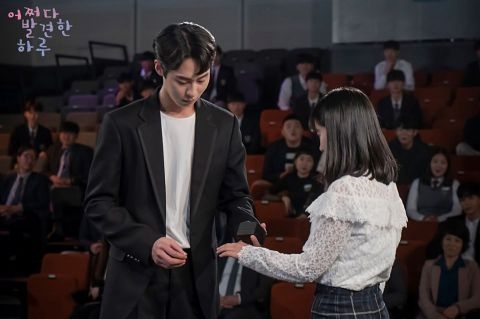 爸爸與一名女子相識交往,並在一年前結婚